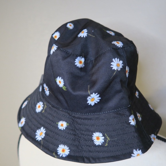 Alice + Olivia by Stacey Bendet Reversible Daisy Flower Bucket Hat Casual - Picture 7 of 11